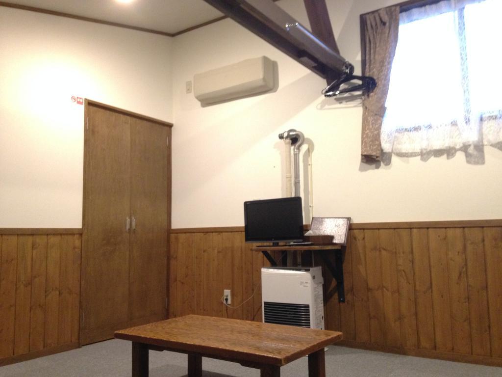 Community House Tyrolien Hotel Hakuba Exterior photo